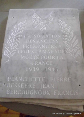 Plaque funéraire. Les roches qui dansent