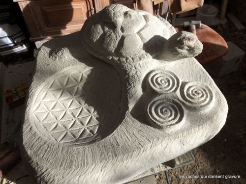 sculpture abreuvoir a oiseau. Les roches qui dansent