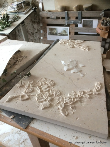 Monument funéraire personnalisé. Les roches qui dansent