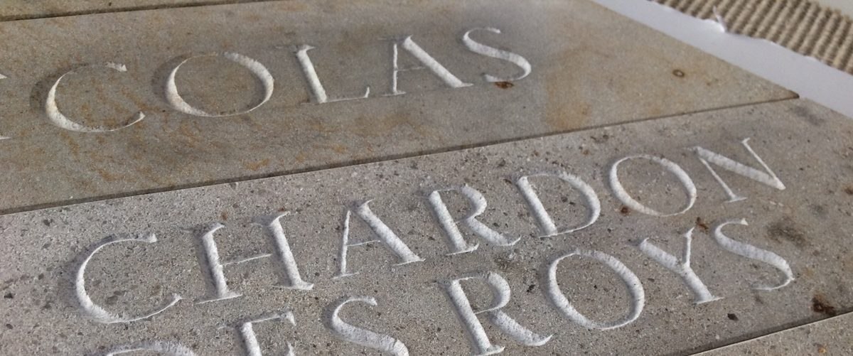 lettres gravées. Les roches qui dansent