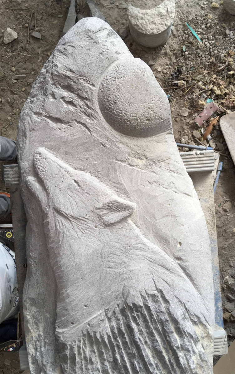 Sculpture funéraire chien. Les roches qui dansent