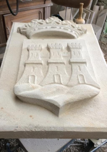 blason de famille en pierre