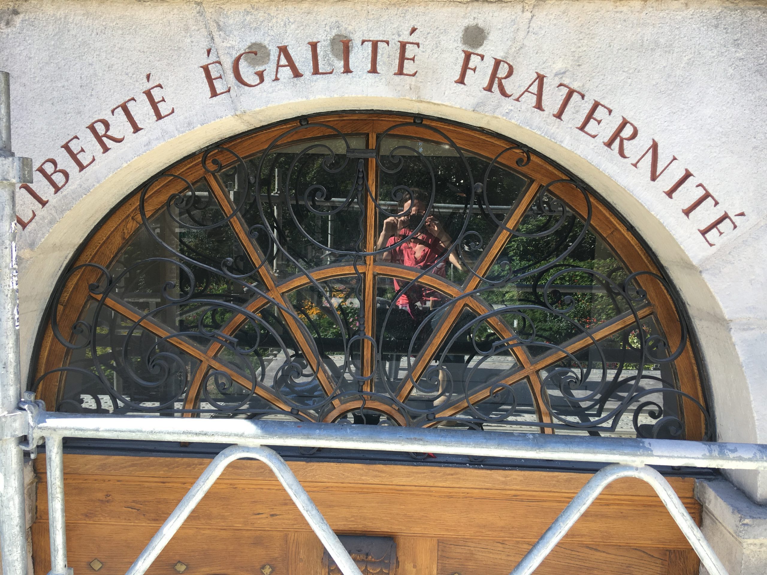 es roches qui dansent gravures et sculptures sur pierre